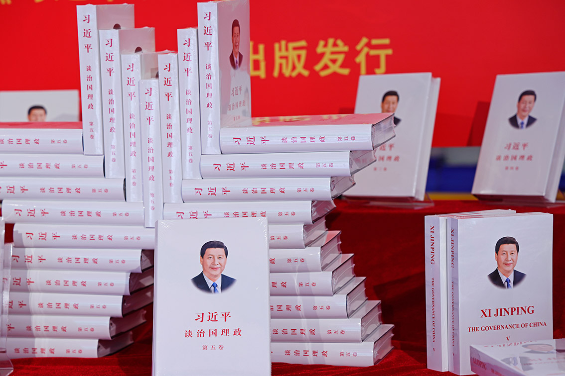《習近平談治國理政》第五卷是全面系統(tǒng)反映習近平新時代中國特色社會主義思想最新成果的權威著作。圖為上海書城上新的《習近平談治國理政》第五卷中英文版書籍。